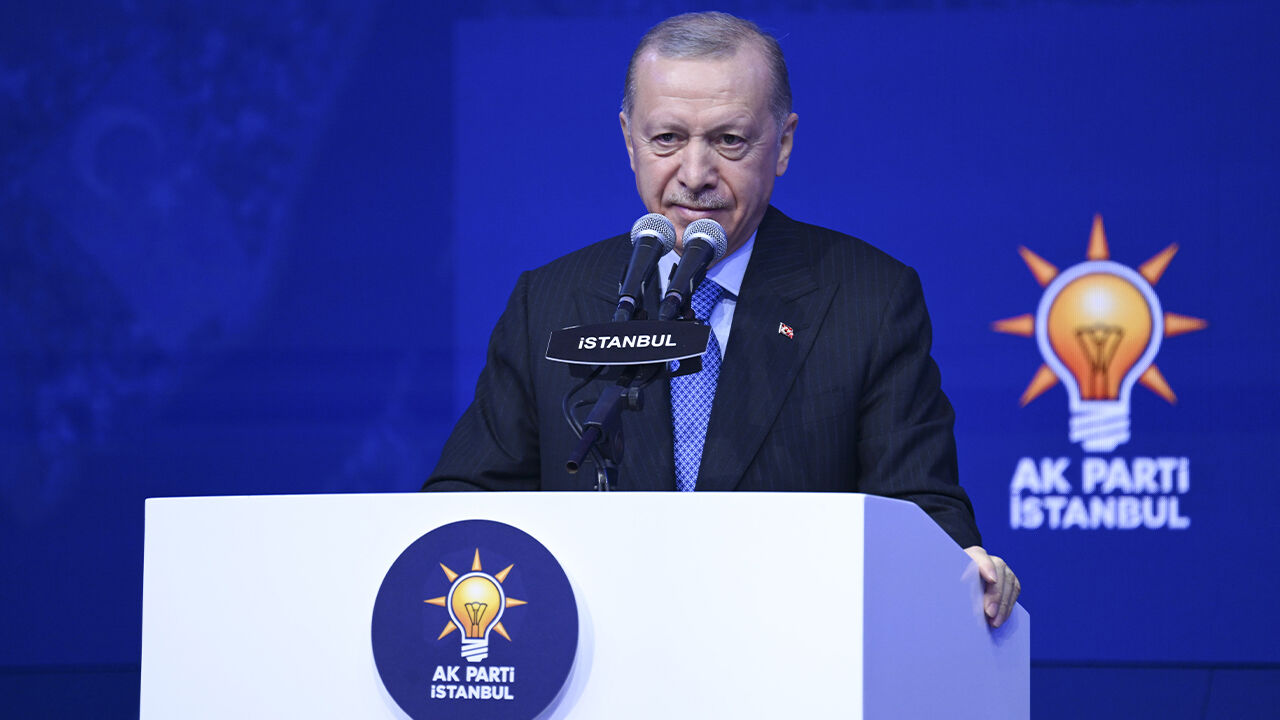 Cumhurbaşkanı Erdoğan "Eyy Ekrem" diyerek yüklendi: İcraatlarımıza senin hayallerin bile ulaşamaz Cumhurbaşkanı Erdoğan "Eyy Ekrem" diyerek yüklendi: İcraatlarımıza senin hayallerin bile ulaşamaz - 2. Resim