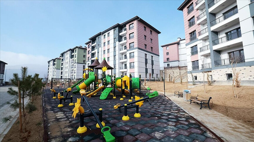 Depremin yaraları asrın inşaatıyla sarılıyor! Afetzedelere 100 binlerce konut ve iş yeri teslim edildi - 2. Resim