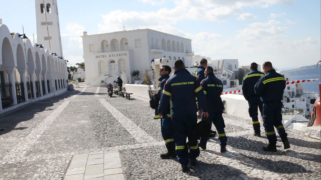 Ege beşik gibi sallanıyor! Yunanistan alarma geçti, Santorini Adası&#039;na takviye asker sevk edildi