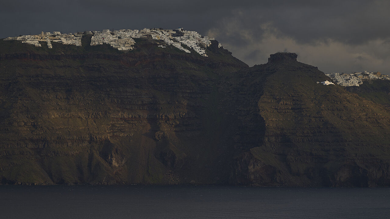 Ege beşik gibi sallanıyor! Yunanistan alarma geçti, Santorini Adası'na takviye asker sevk edildi Ege beşik gibi sallanıyor! Yunanistan alarma geçti, Santorini Adası'na takviye asker sevk edildi - 4. Resim