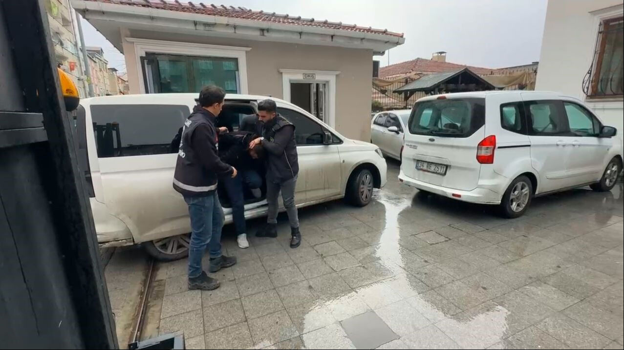 İstanbul'da devriye gezen polislere pusu! Bıçaklı saldırgan dehşet saçtı İstanbul'da devriye gezen polislere pusu! Bıçaklı saldırgan dehşet saçtı - 1. Resim