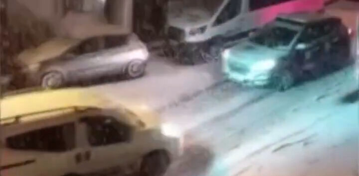 Karlı havada otomobiller kaza yaptı! İETT otobüsü yolda kaldı - 1. Resim