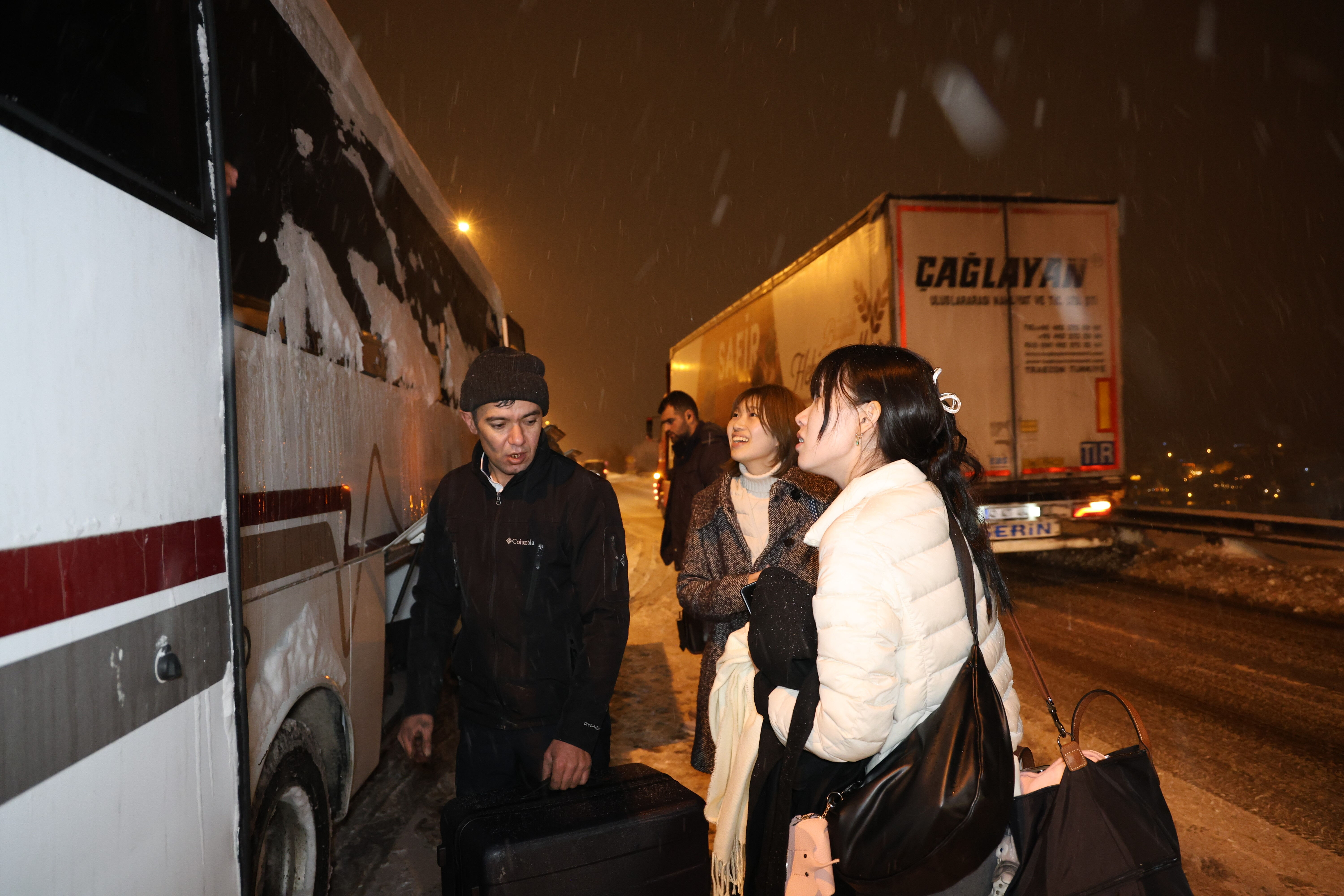 Karlı yolda feci kaza! Yolcu otobüsü otomobile çarptı, o anlar kamerada Karlı yolda feci kaza! Yolcu otobüsü otomobile çarptı, o anlar kamerada - 2. Resim