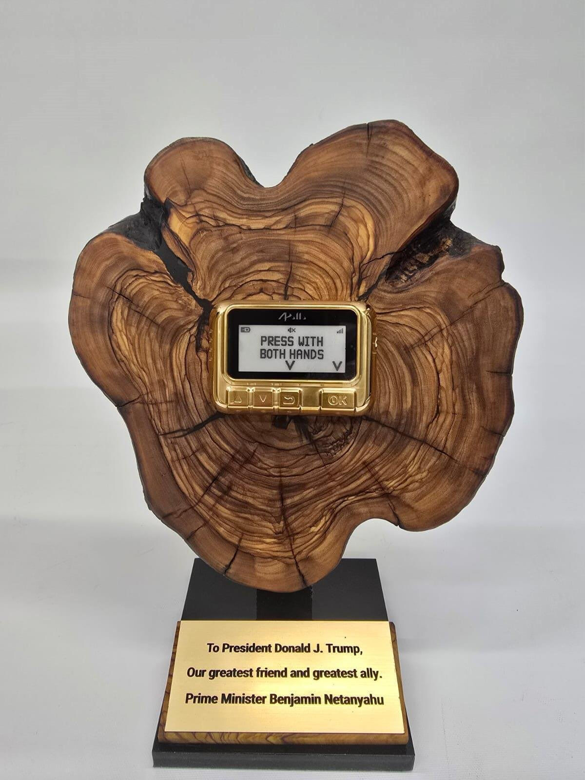 Netanyahu'nun Trump'a hediye ettiği cihazın görüntüsü ortaya çıktı! Üzerindeki not dikkat çekti Netanyahu'nun Trump'a hediye ettiği cihazın görüntüsü ortaya çıktı! Üzerindeki not dikkat çekti - 1. Resim