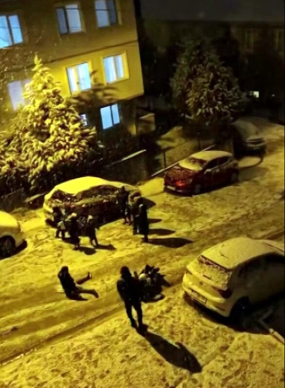 Sakarya'da kar beraberinde kazaları getirdi! Onlarca araç yollarda kaldı Sakarya'da kar beraberinde kazaları getirdi! Onlarca araç yollarda kaldı - 2. Resim