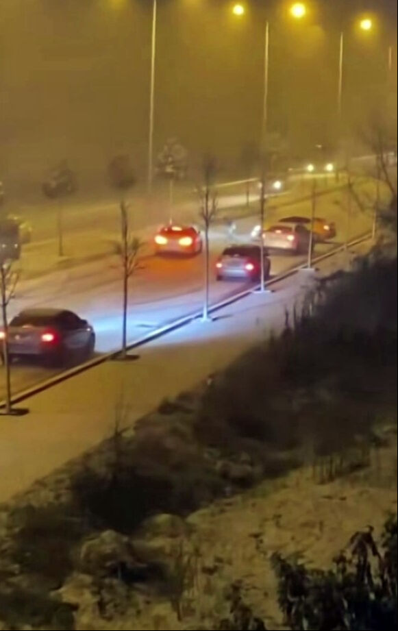 Sakarya'da kar beraberinde kazaları getirdi! Onlarca araç yollarda kaldı Sakarya'da kar beraberinde kazaları getirdi! Onlarca araç yollarda kaldı - 1. Resim