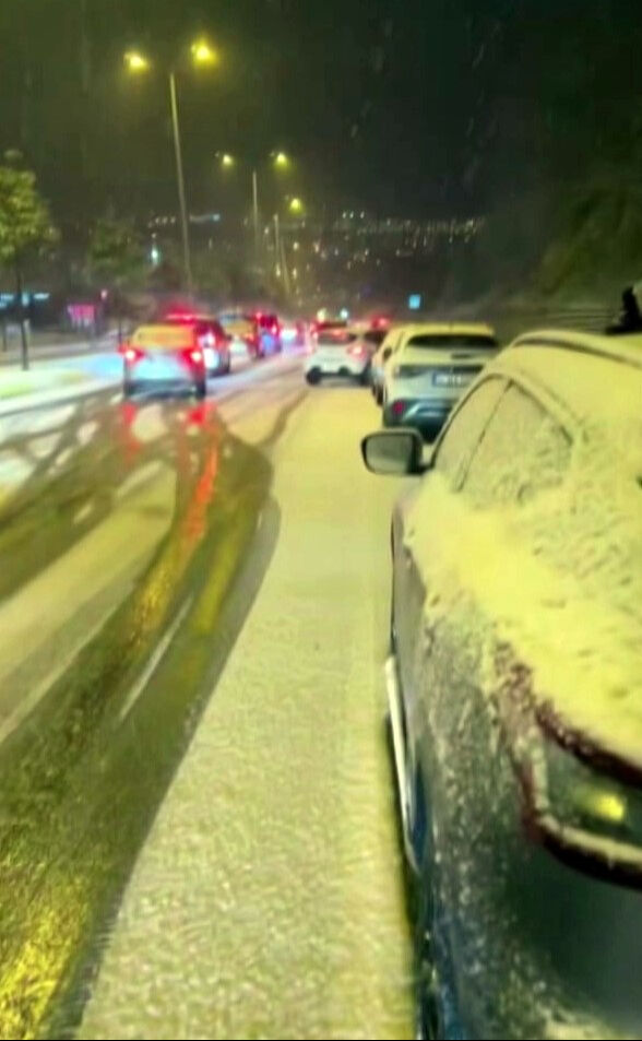 Sakarya'da kar beraberinde kazaları getirdi! Onlarca araç yollarda kaldı Sakarya'da kar beraberinde kazaları getirdi! Onlarca araç yollarda kaldı - 3. Resim