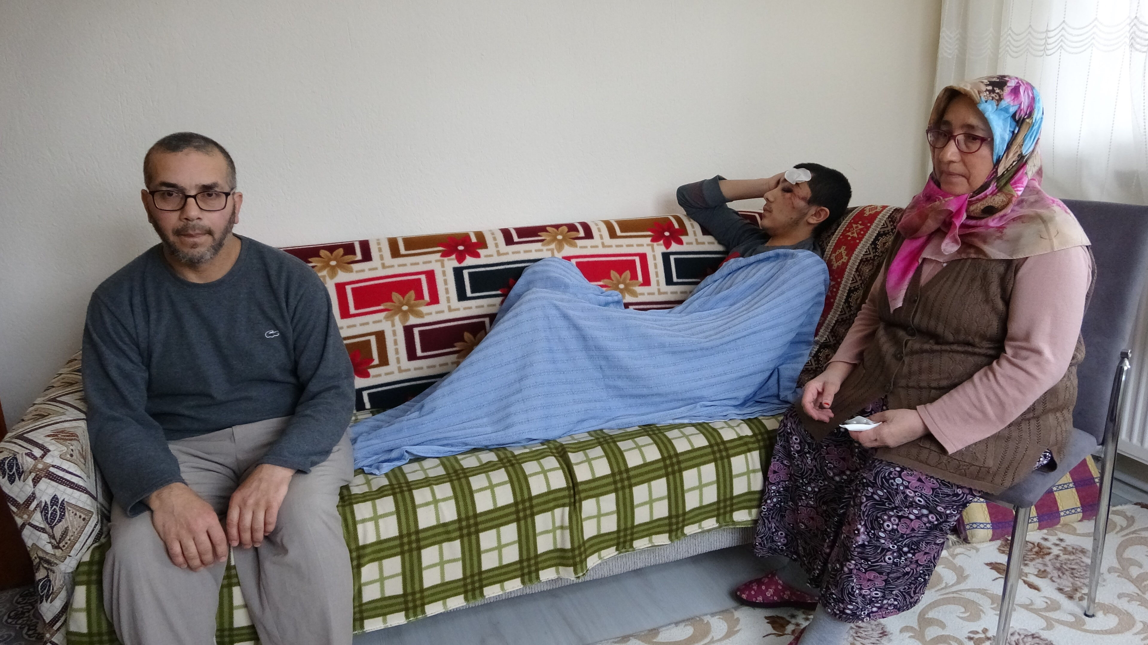 Sokak köpeklerinin kovaladığı genç düştü! Kafatası çatladı - 1. Resim