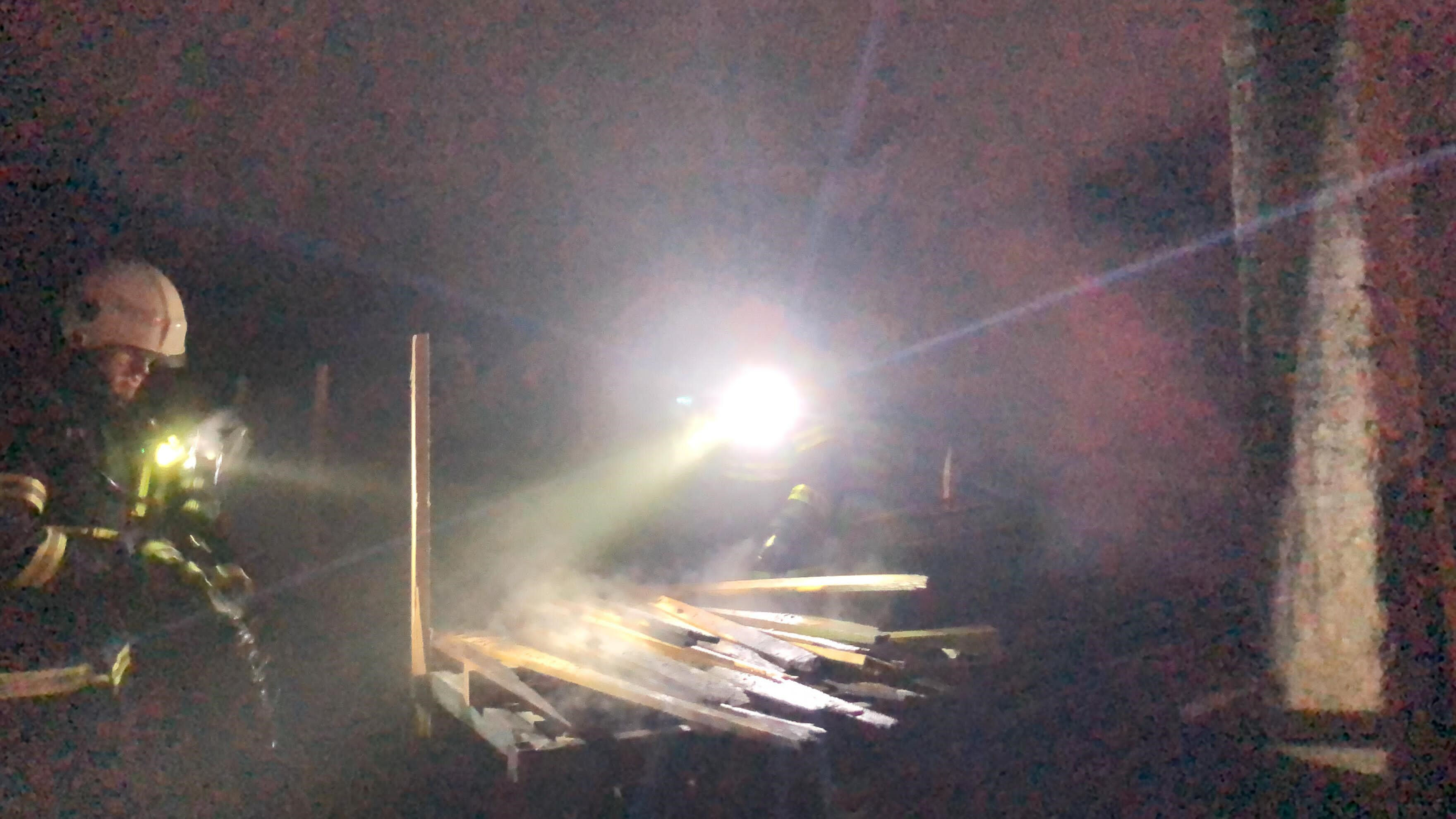 Tekirdağ'da korkunç yangın! Isınmak isterken fabrikayı ateşe verdiler Tekirdağ'da korkunç yangın! Isınmak isterken, fabrikayı ateşe verdiler - 1. Resim