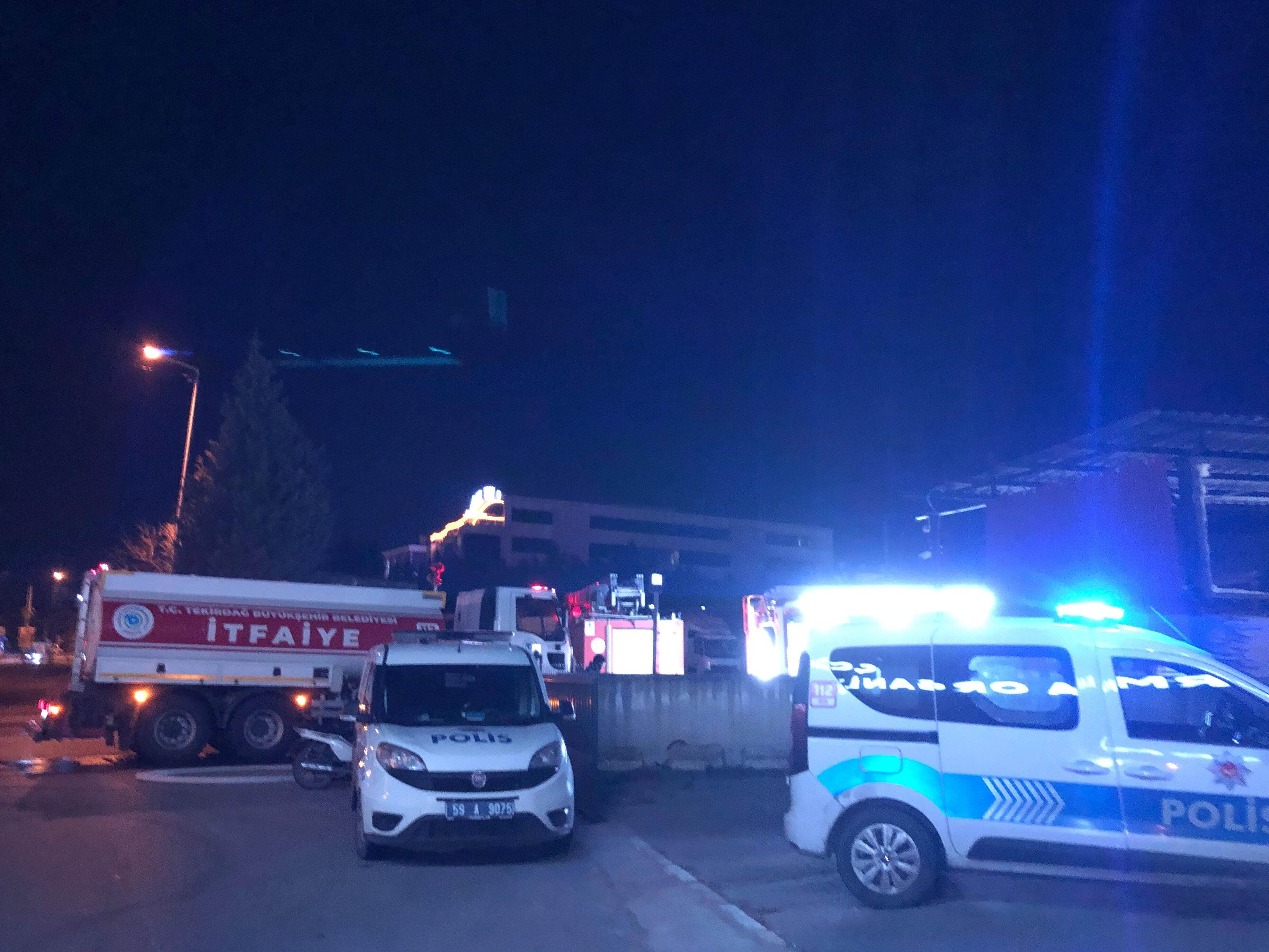 Tekirdağ'da korkunç yangın! Isınmak isterken fabrikayı ateşe verdiler Tekirdağ'da korkunç yangın! Isınmak isterken, fabrikayı ateşe verdiler - 2. Resim
