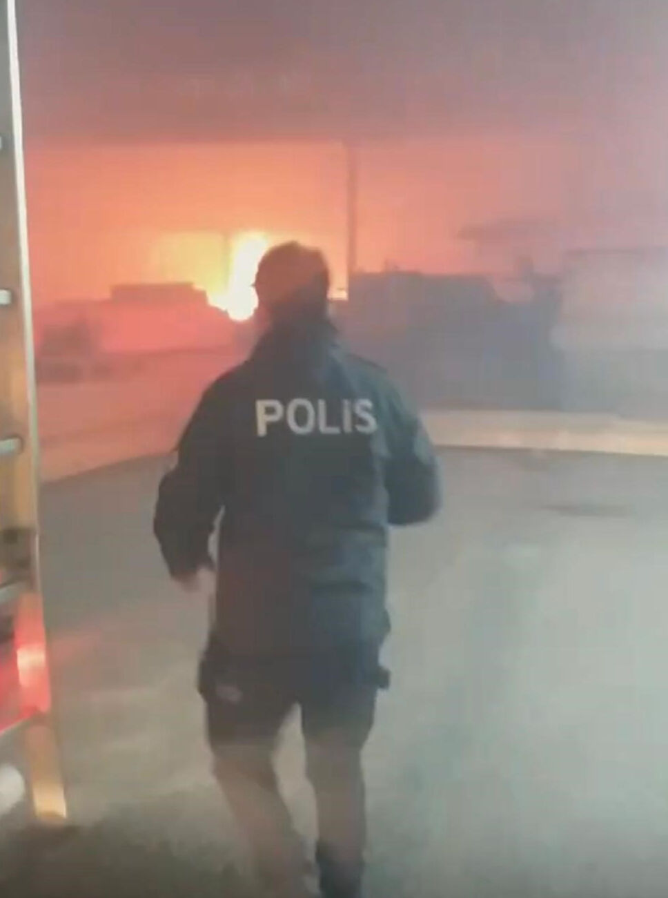 Tekirdağ'da korkunç yangın! Isınmak isterken fabrikayı ateşe verdiler Tekirdağ'da korkunç yangın! Isınmak isterken, fabrikayı ateşe verdiler - 3. Resim