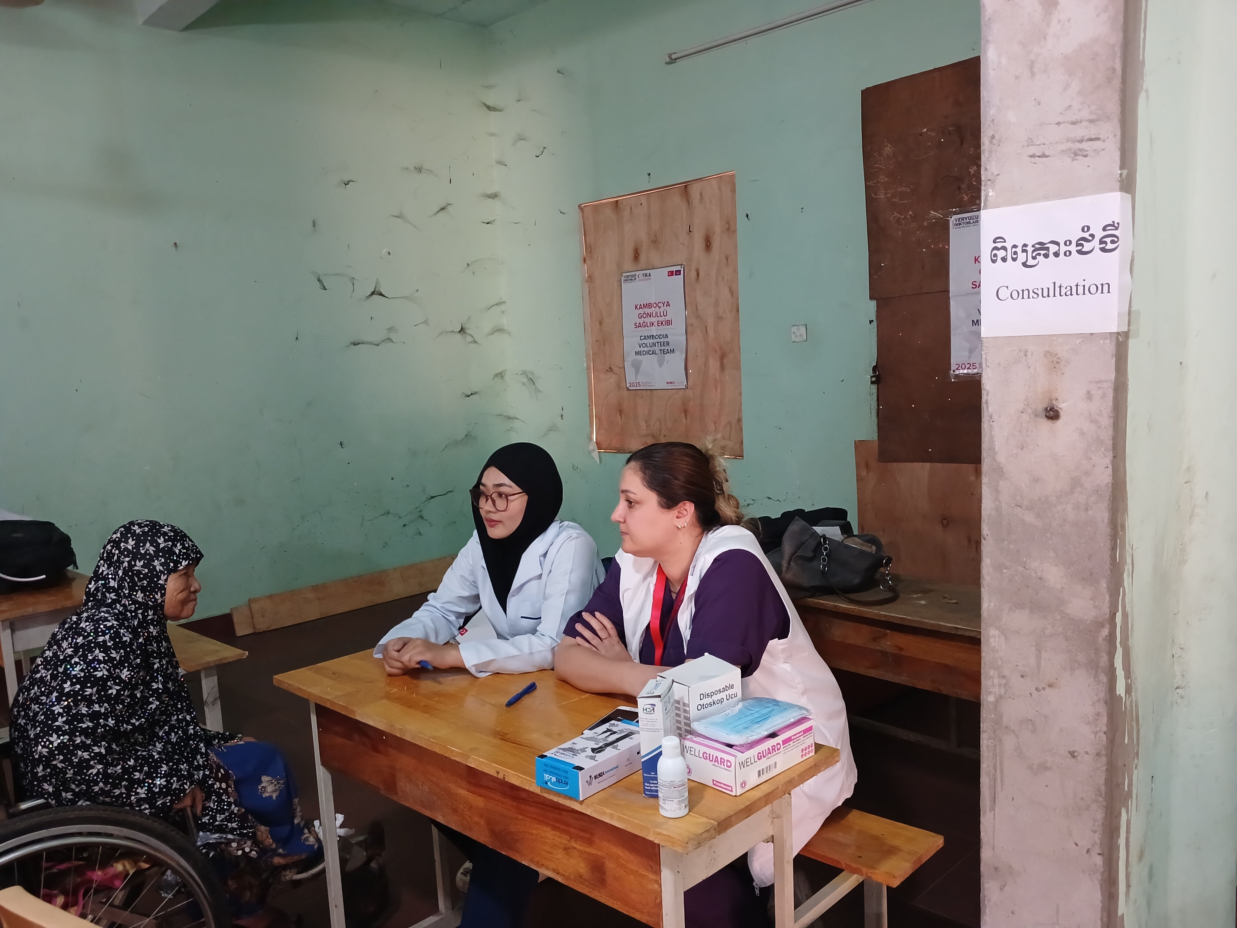 Türk doktorlardan büyük destek! Kamboçya’ya şifa dağıtıldı Türk doktorlardan büyük destek! Kamboçya’ya şifa dağıtıldı - 2. Resim