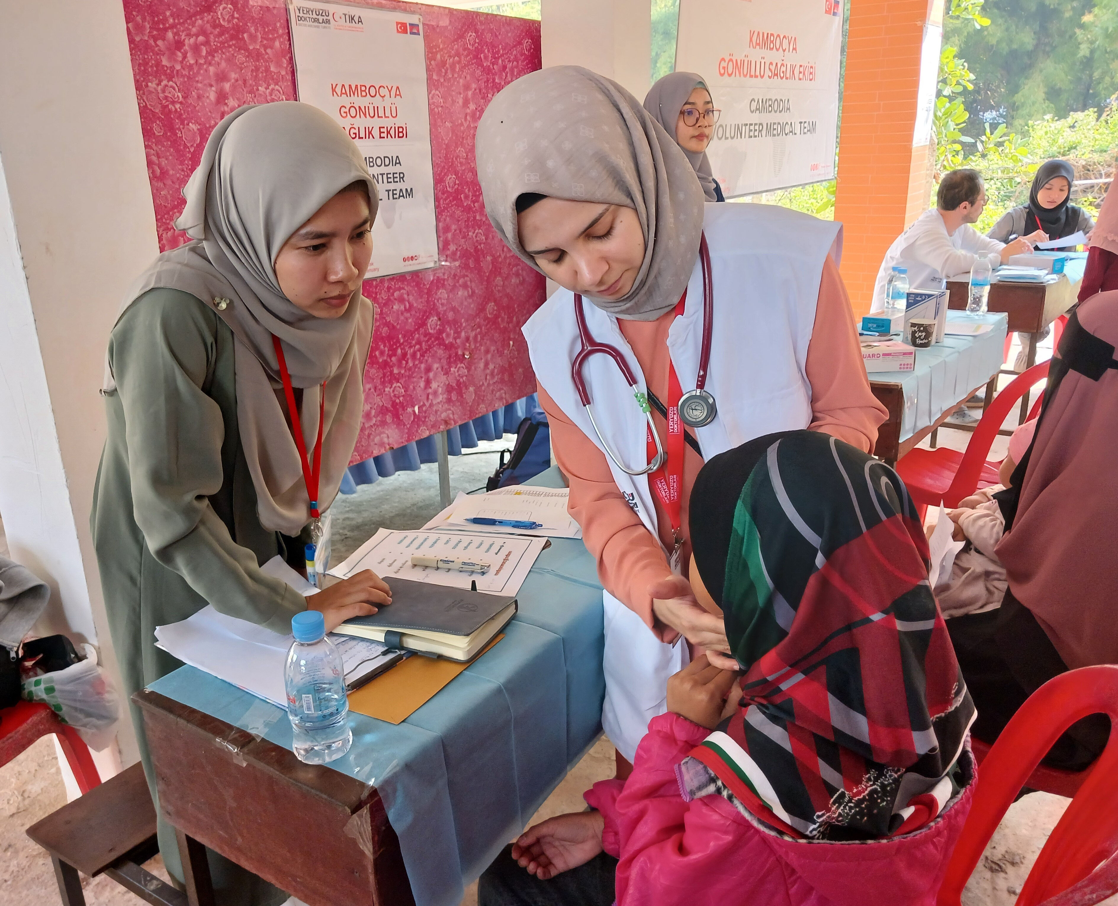 Türk doktorlardan büyük destek! Kamboçya’ya şifa dağıtıldı Türk doktorlardan büyük destek! Kamboçya’ya şifa dağıtıldı - 1. Resim