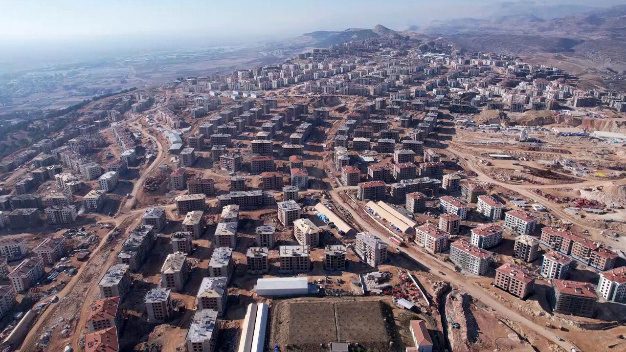 Yıl sonuna kadar herkes evine kavuşacak! Deprem bölgesinde çalışmalar sürüyor Yıl sonuna kadar herkes evine kavuşacak! Deprem bölgesinde çalışmalar sürüyor - 4. Resim