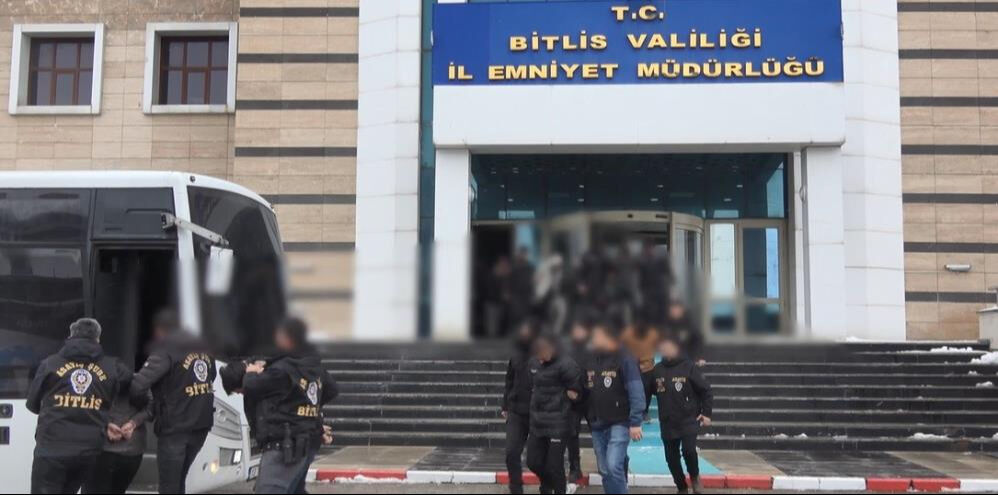 Yüksek maaş vaadiyle kadınları kandırıp fuhuşa zorlayan çeteye operasyon - 1. Resim