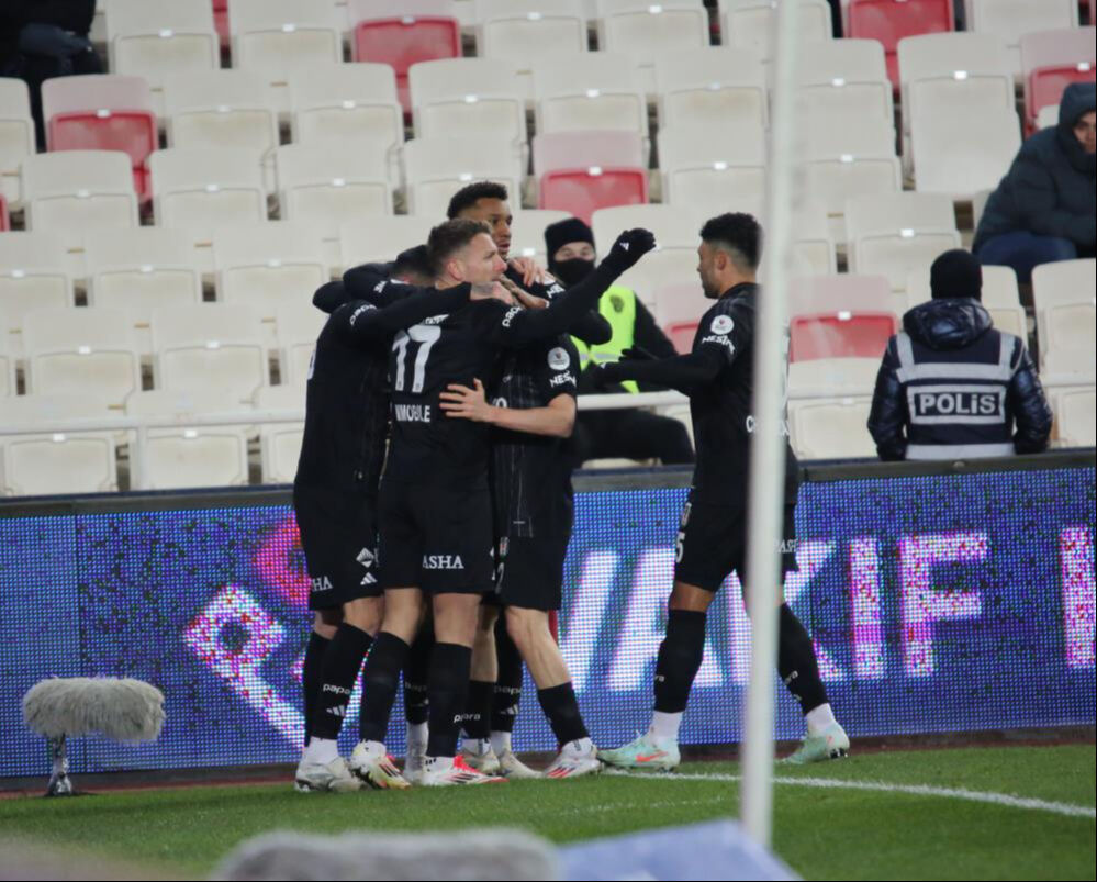Kartal iç ısıttı! Beşiktaş deplasmanda Sivasspor’u iki golle mağlup etti 3 puan 2 golle geldi! Beşiktaş zorlu deplasmanda galip - 1. Resim
