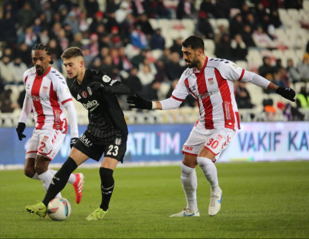Kartal iç ısıttı! Beşiktaş deplasmanda Sivasspor’u iki golle mağlup etti 3 puan 2 golle geldi! Beşiktaş zorlu deplasmanda galip - 2. Resim