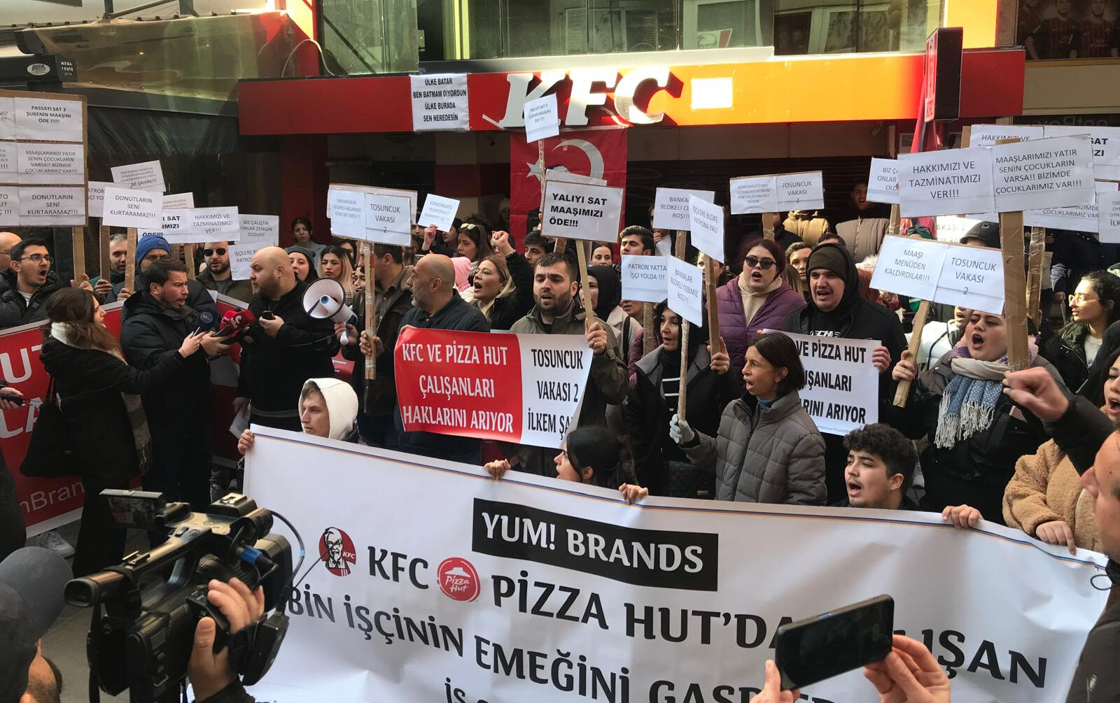 537 şube kapandı, 7 bin kişi mağdur! Paralarını alamayan KFC ve Pizza Hut çalışanlarından protesto 537 şube kapandı! Paralarını alamayan KFC ve Pizza Hut çalışanlarından protesto - 1. Resim
