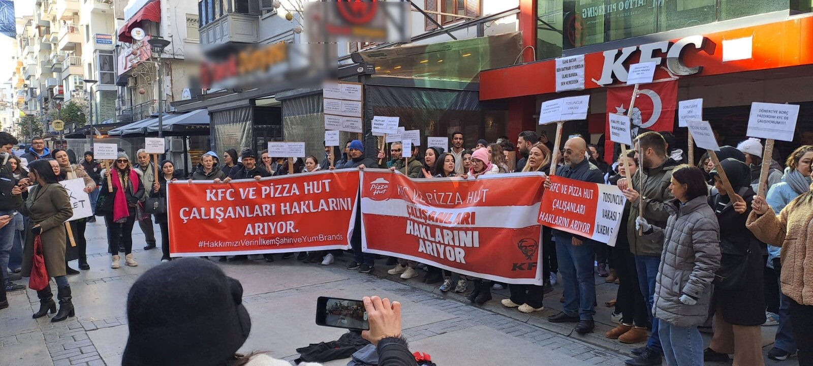 537 şube kapandı, 7 bin kişi mağdur! Paralarını alamayan KFC ve Pizza Hut çalışanlarından protesto 537 şube kapandı! Paralarını alamayan KFC ve Pizza Hut çalışanlarından protesto - 2. Resim
