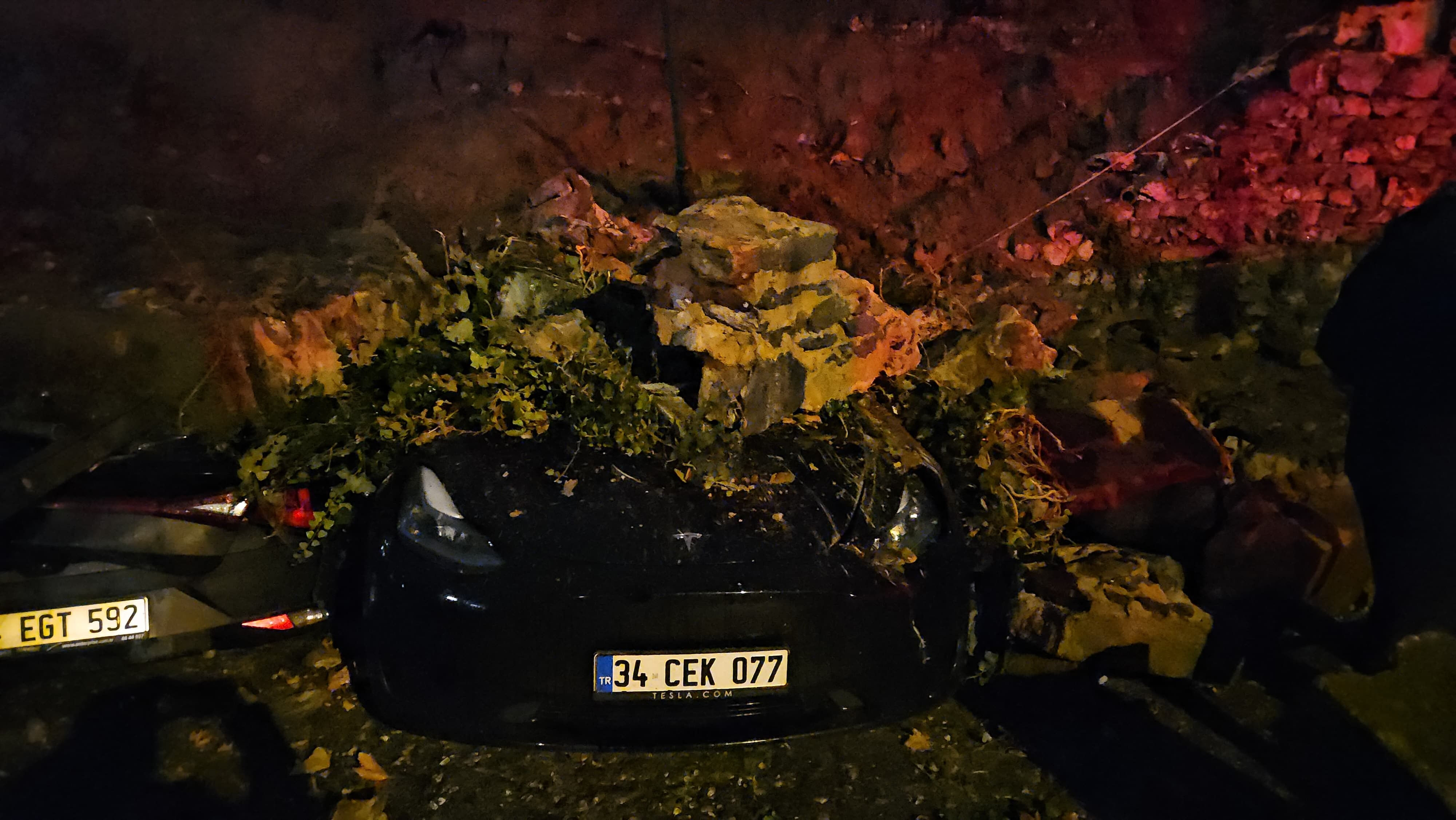 Beşiktaş'ta istinat duvarı çöktü! 8 araç kullanılamaz hale geldi Beşiktaş'ta istinat duvarı çöktü! 8 araç kullanılamaz hale geldi - 1. Resim