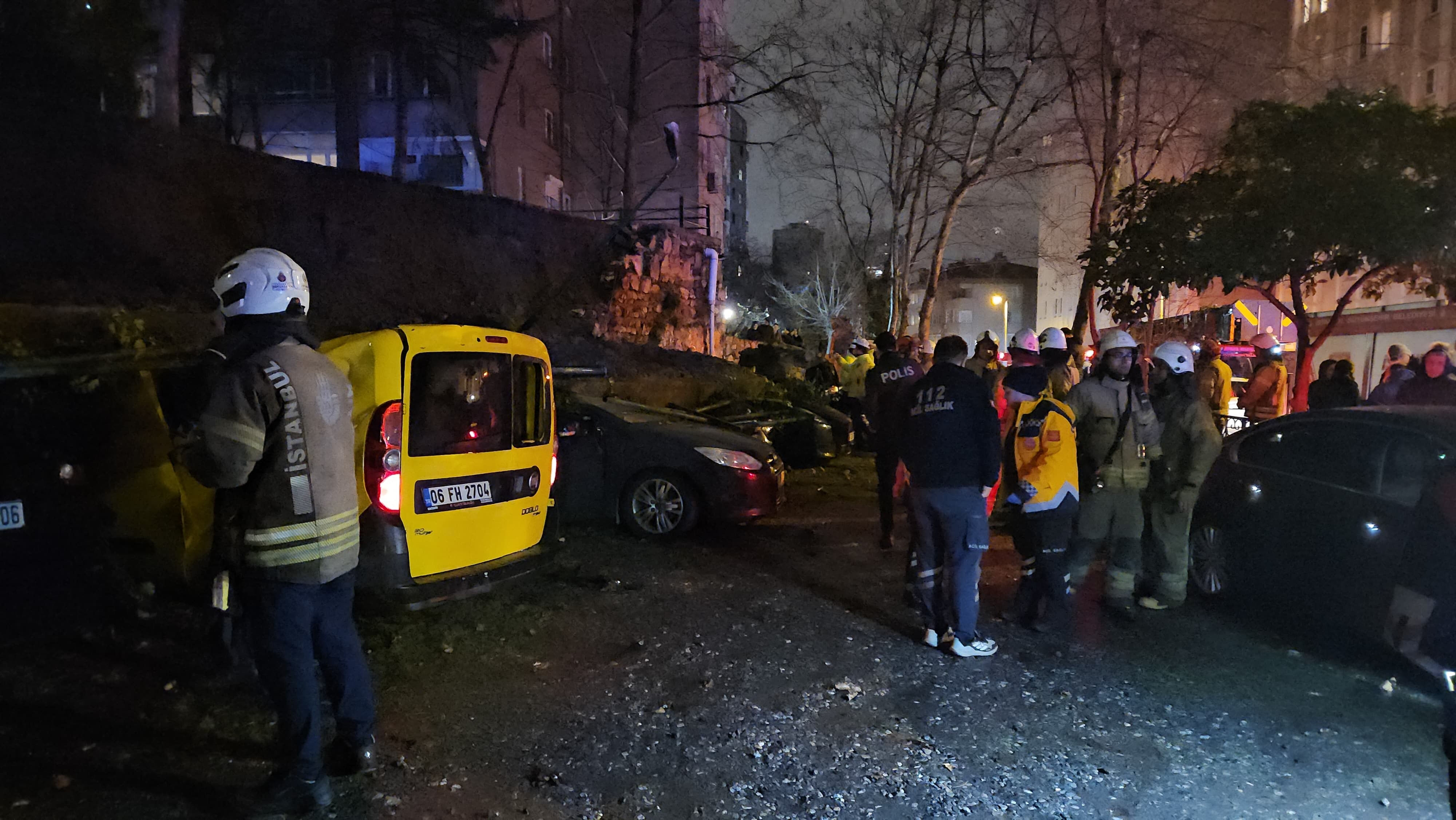 Beşiktaş'ta istinat duvarı çöktü! 8 araç kullanılamaz hale geldi Beşiktaş'ta istinat duvarı çöktü! 8 araç kullanılamaz hale geldi - 2. Resim