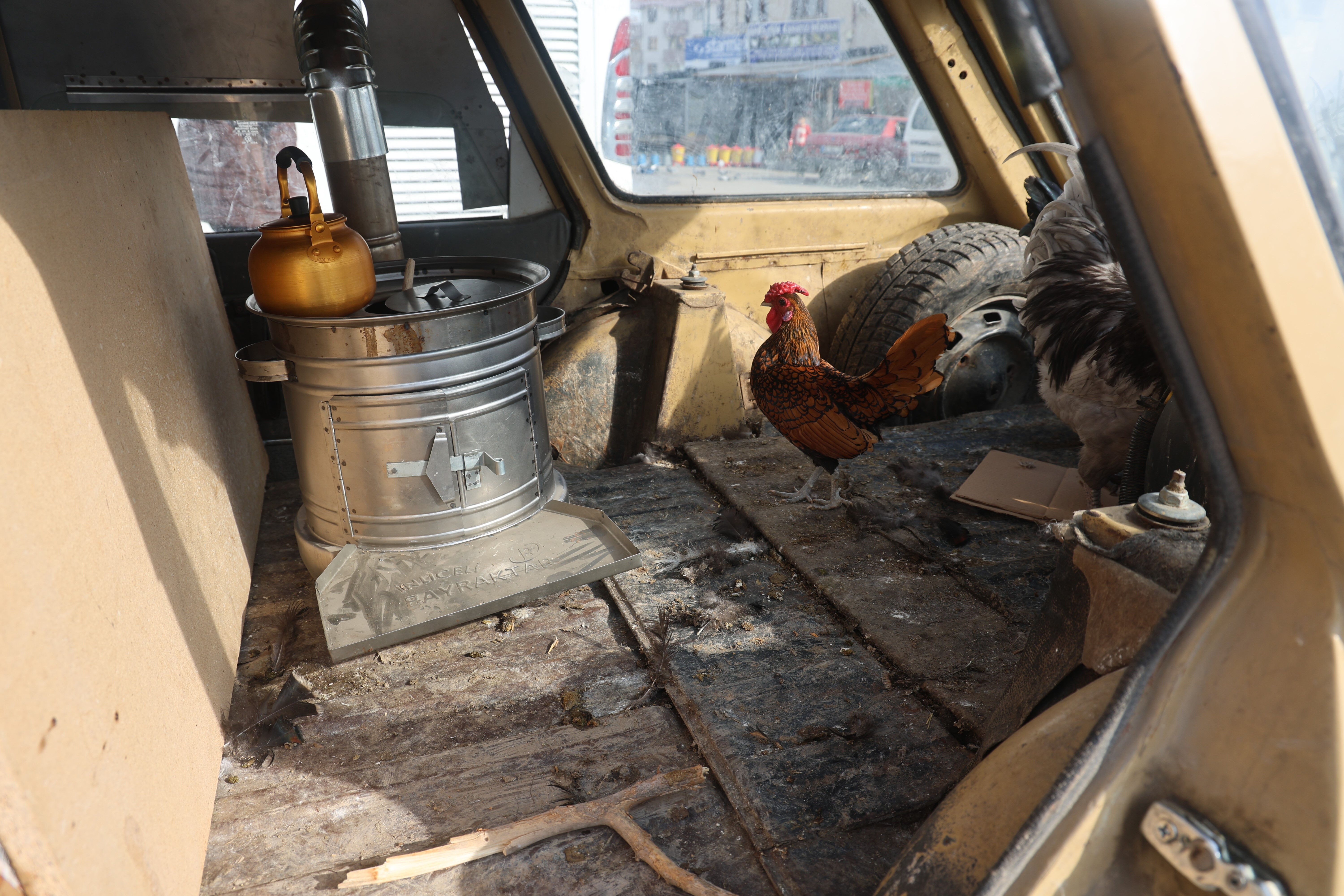 Ger&ccedil;ekten gezen tavuk! &Uuml;ş&uuml;mesinler diye otomobiline soba kuran yumurtacı: Hayvanlarımı &ccedil;ok seviyorum - 1. Resim