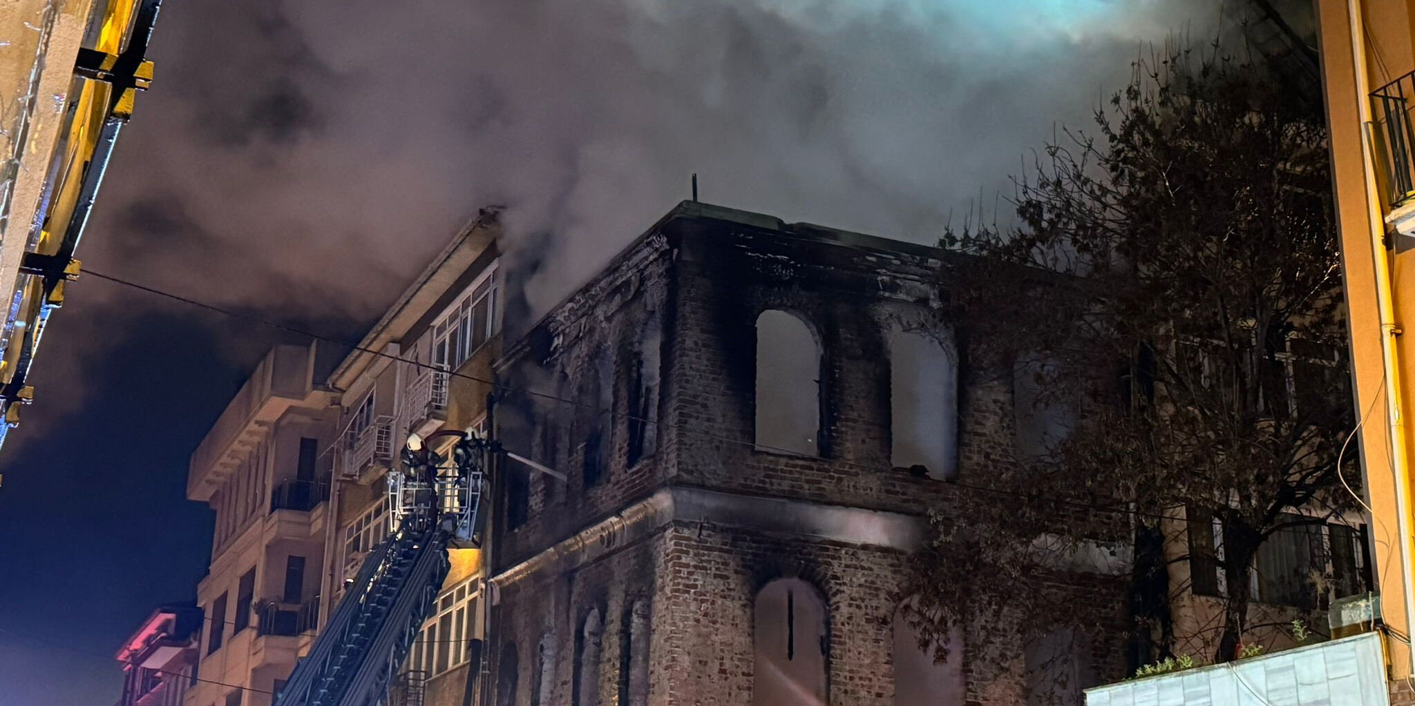 Kadıköy'ün tarihi karakol binası yandı! Can kaybı var - 1. Resim