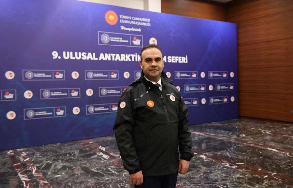 Liseli gençler kutuplara gönderildi! "Ulusal Antarktika Bilim Seferi" heyeti törenle uğurlandı Liseli gençler kutuplara gönderildi! "Ulusal Antarktika Bilim Seferi" heyeti törenle uğurlandı - 1. Resim