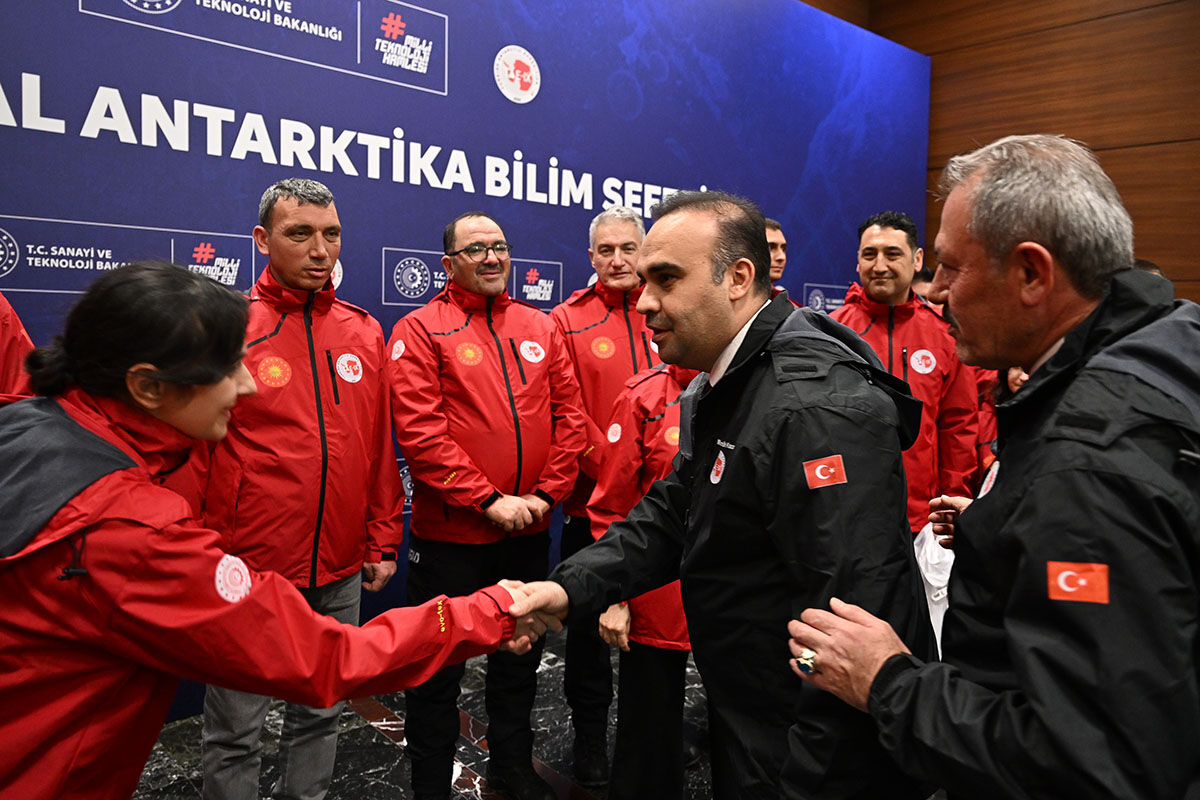Liseli gençler kutuplara gönderildi! "Ulusal Antarktika Bilim Seferi" heyeti törenle uğurlandı Liseli gençler kutuplara gönderildi! "Ulusal Antarktika Bilim Seferi" heyeti törenle uğurlandı - 4. Resim
