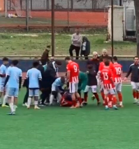 Maçta saha karıştı! Tekme tokat birbirlerine girdiler Maçta saha karıştı! Tekme tokat birbirlerine girdiler - 1. Resim