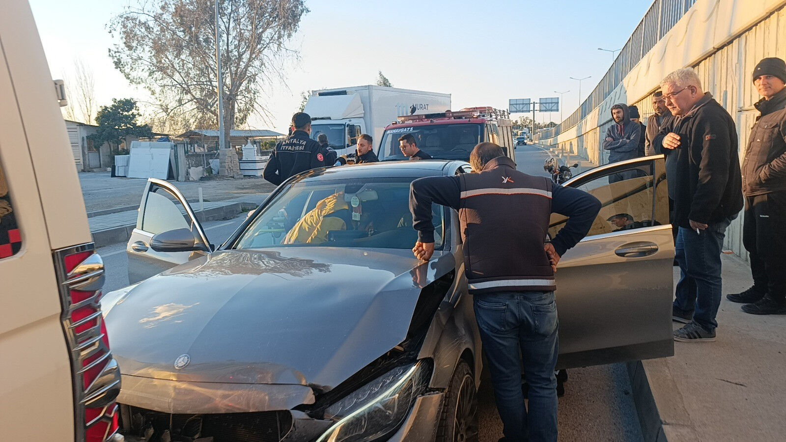 Okul servisine çarptı! Lüks otomobil sürücüsü araçta sıkıştı Okul servisine çarptı! Lüks otomobil sürücüsü araçta sıkıştı - 1. Resim