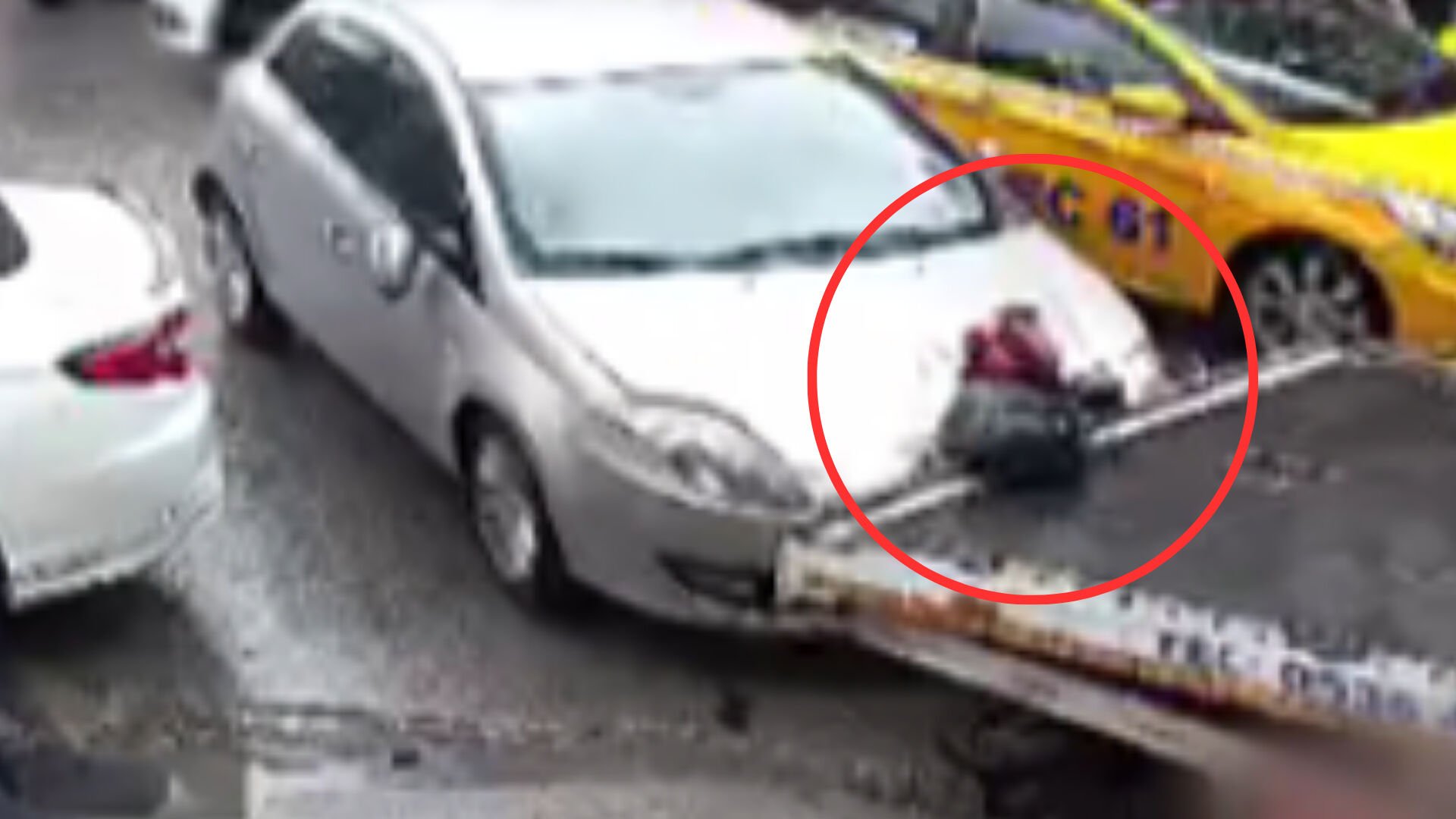 Pendik'te korkunç anlar! Aynasını kıran motokuryeye dehşeti yaşattı - 1. Resim