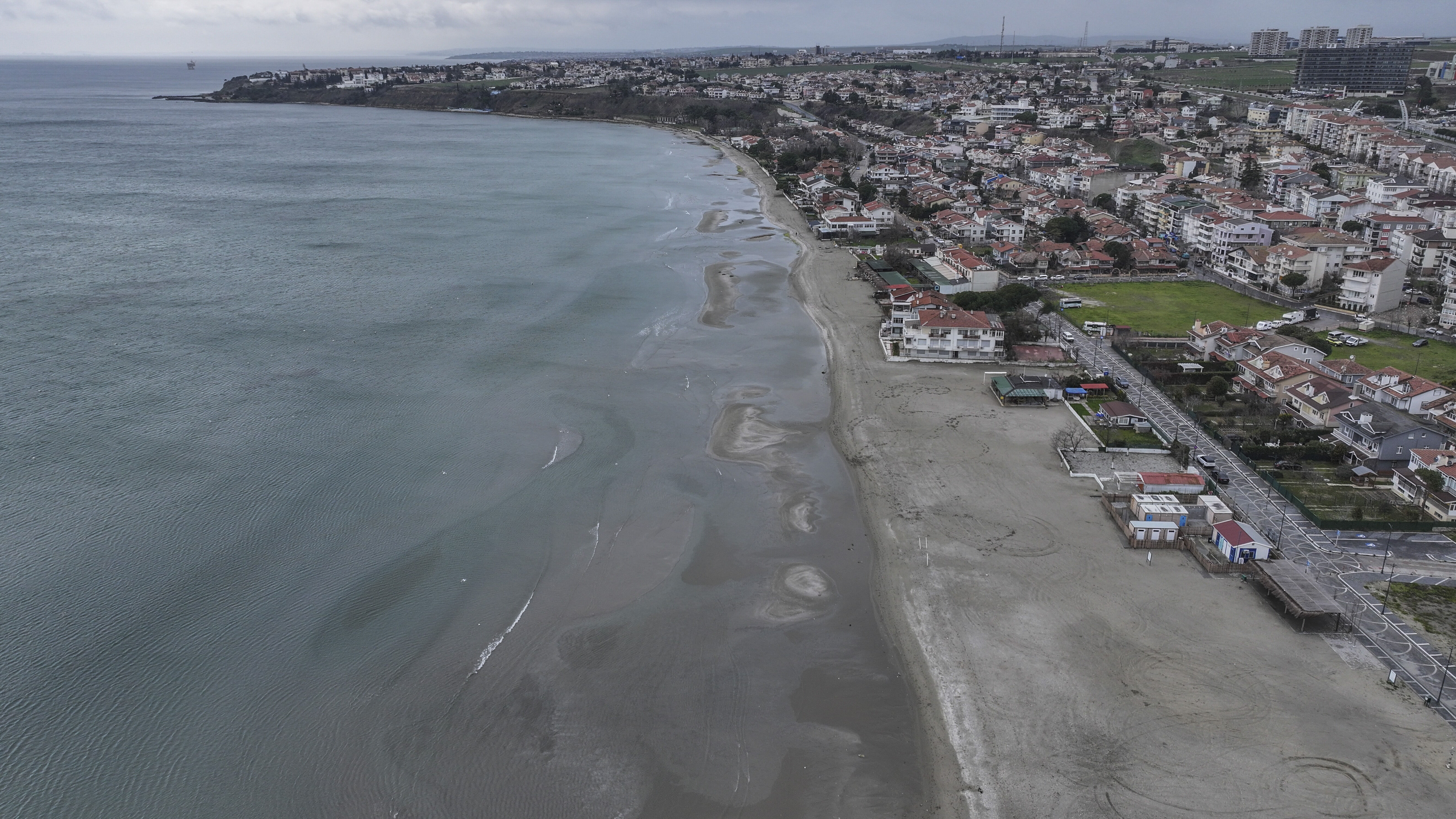 Silivri'de korkutan görüntüler: Deniz suyu 100 metre çekildi! Deprem habercisi mi? - 2. Resim