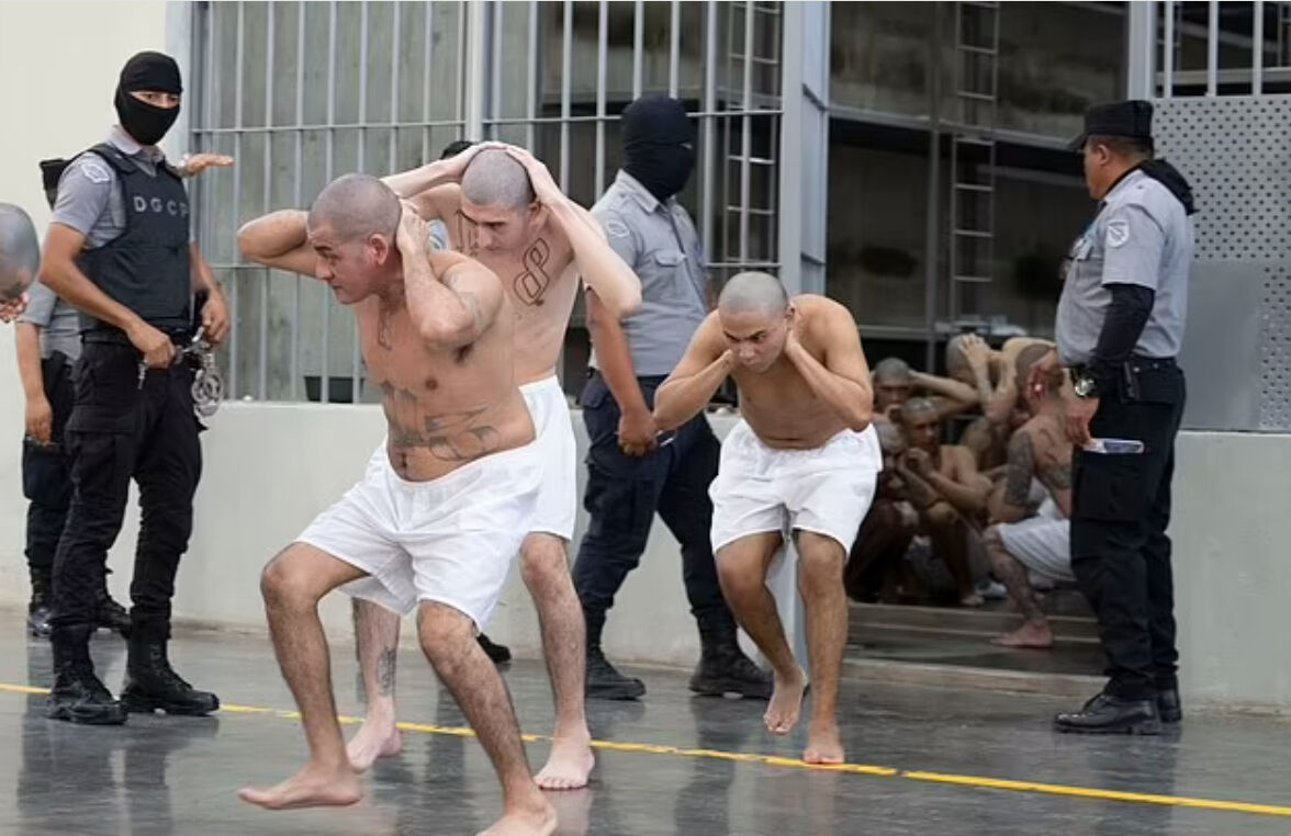 Suçlular yürüyen ölüye dönüşüyor! El Salvador'un korkunç hapishanesine ilk giren gazeteciden tüyler ürperten gerçekler Suçlular yürüyen ölüye dönüşüyor! El Salvador'un korkunç hapishanesine ilk giren gazeteciden tüyler ürperten gerçekler - 7. Resim