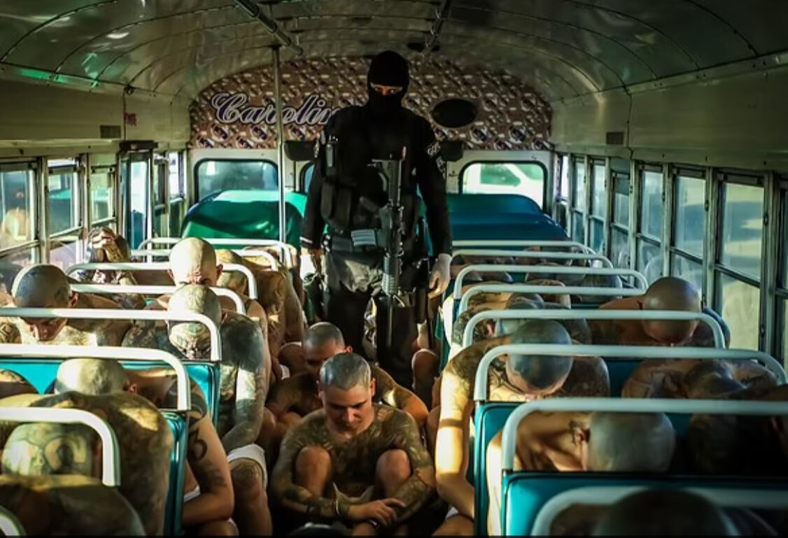 Suçlular yürüyen ölüye dönüşüyor! El Salvador'un korkunç hapishanesine ilk giren gazeteciden tüyler ürperten gerçekler Suçlular yürüyen ölüye dönüşüyor! El Salvador'un korkunç hapishanesine ilk giren gazeteciden tüyler ürperten gerçekler - 11. Resim