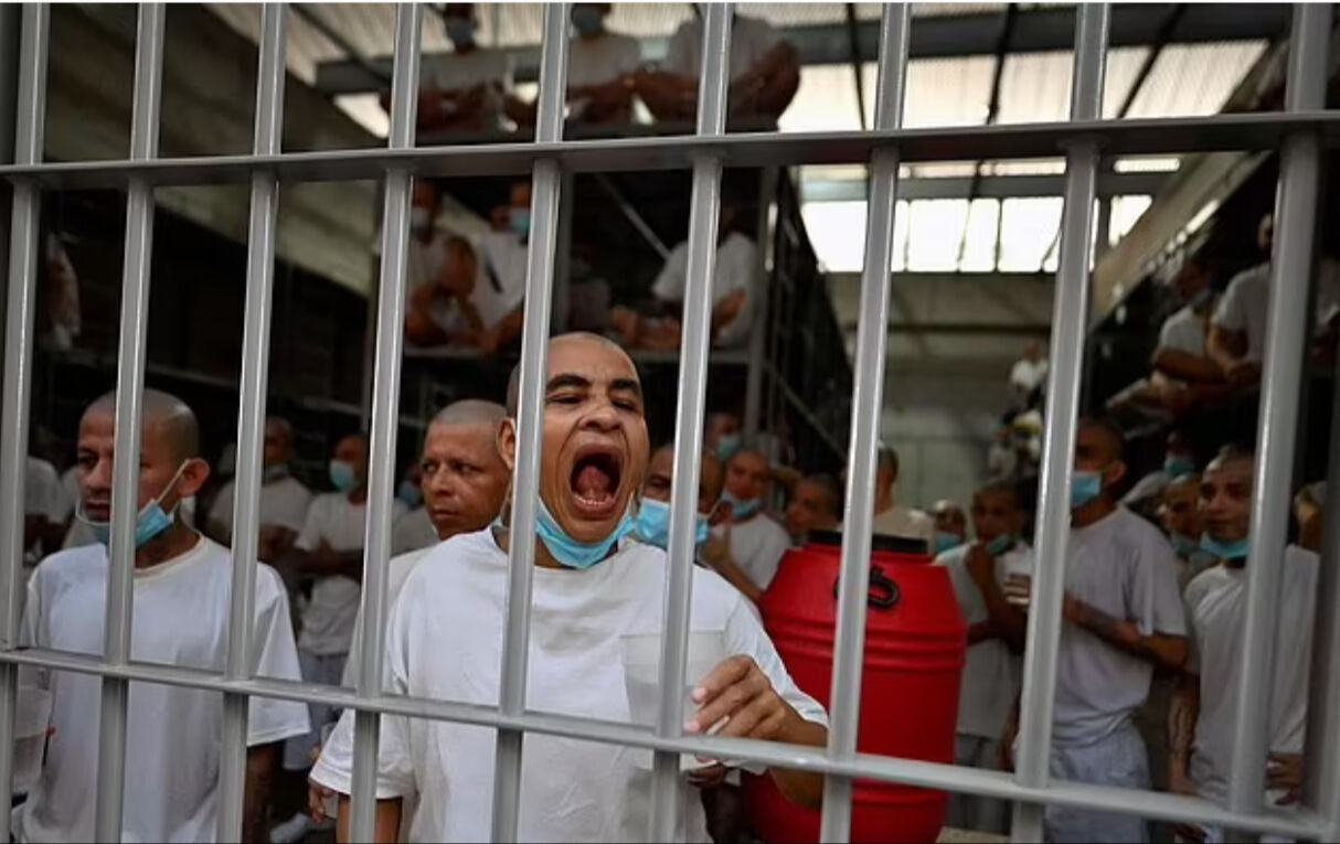 Suçlular yürüyen ölüye dönüşüyor! El Salvador'un korkunç hapishanesine ilk giren gazeteciden tüyler ürperten gerçekler Suçlular yürüyen ölüye dönüşüyor! El Salvador'un korkunç hapishanesine ilk giren gazeteciden tüyler ürperten gerçekler - 8. Resim