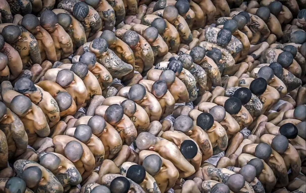 Suçlular yürüyen ölüye dönüşüyor! El Salvador'un korkunç hapishanesine ilk giren gazeteciden tüyler ürperten gerçekler Suçlular yürüyen ölüye dönüşüyor! El Salvador'un korkunç hapishanesine ilk giren gazeteciden tüyler ürperten gerçekler - 12. Resim