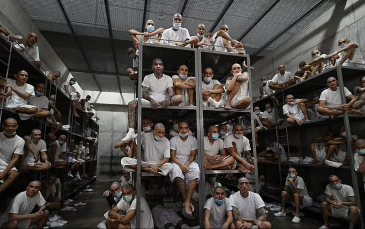 Suçlular yürüyen ölüye dönüşüyor! El Salvador'un korkunç hapishanesine ilk giren gazeteciden tüyler ürperten gerçekler Suçlular yürüyen ölüye dönüşüyor! El Salvador'un korkunç hapishanesine ilk giren gazeteciden tüyler ürperten gerçekler - 5. Resim