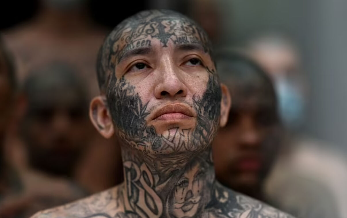 Suçlular yürüyen ölüye dönüşüyor! El Salvador'un korkunç hapishanesine ilk giren gazeteciden tüyler ürperten gerçekler Suçlular yürüyen ölüye dönüşüyor! El Salvador'un korkunç hapishanesine ilk giren gazeteciden tüyler ürperten gerçekler - 2. Resim