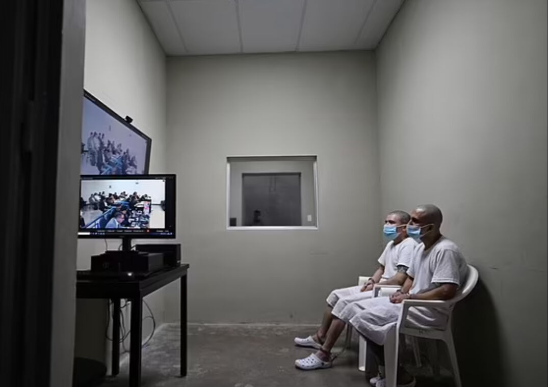 Suçlular yürüyen ölüye dönüşüyor! El Salvador'un korkunç hapishanesine ilk giren gazeteciden tüyler ürperten gerçekler Suçlular yürüyen ölüye dönüşüyor! El Salvador'un korkunç hapishanesine ilk giren gazeteciden tüyler ürperten gerçekler - 6. Resim