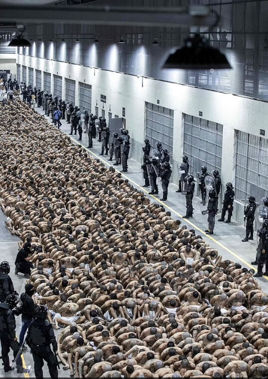 Suçlular yürüyen ölüye dönüşüyor! El Salvador'un korkunç hapishanesine ilk giren gazeteciden tüyler ürperten gerçekler Suçlular yürüyen ölüye dönüşüyor! El Salvador'un korkunç hapishanesine ilk giren gazeteciden tüyler ürperten gerçekler - 4. Resim