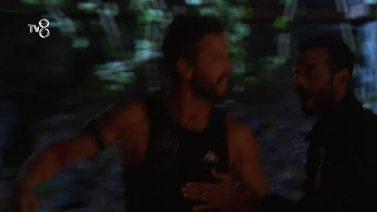 Survivor'da gerilim! Adem, Çılgın Sedat'ı yere fırlattı - 1. Resim
