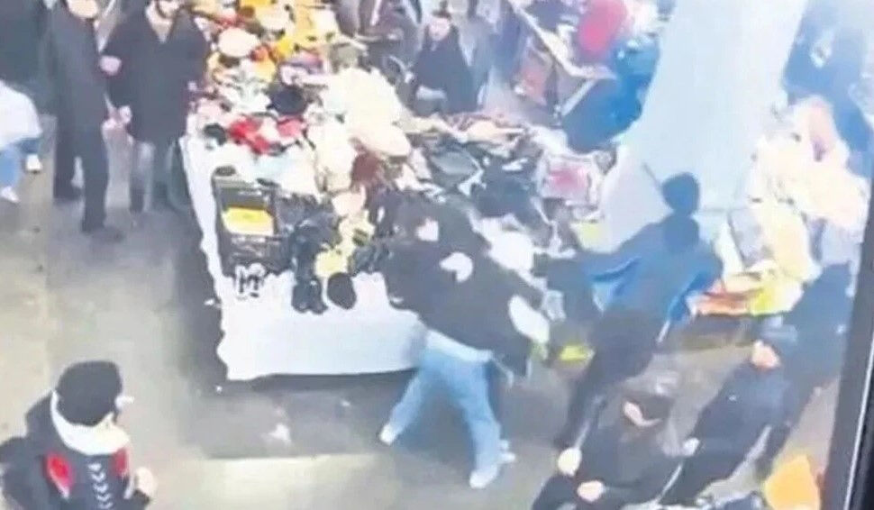 Yoğun bakımdaydı... Bit pazarında bıçaklanan İtalyan şefin oğlu hayatını kaybetti - 2. Resim