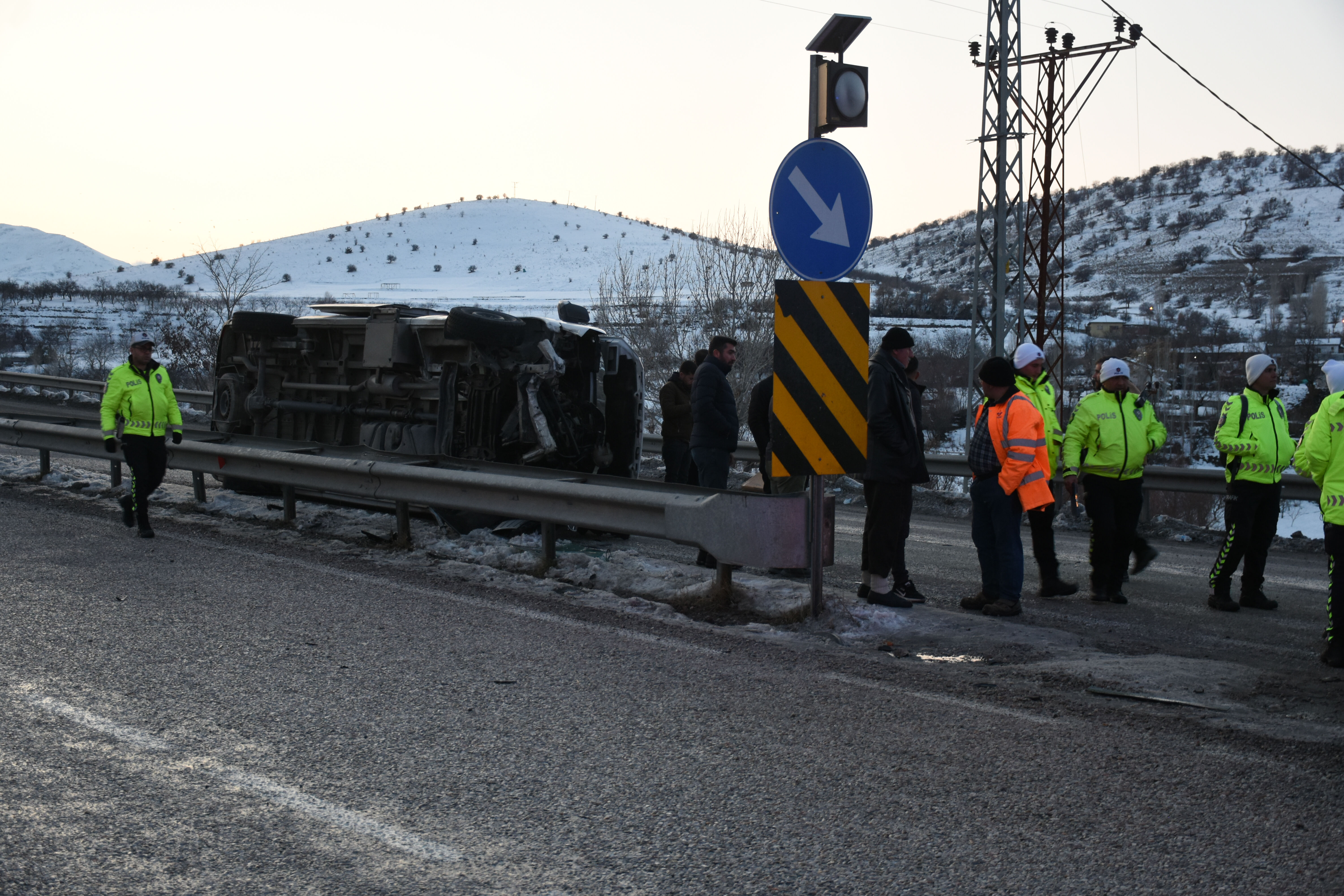 Yolcu minibüsü bariyerlere çarparak devrildi! Çok sayıda yaralı yolcu var - 2. Resim