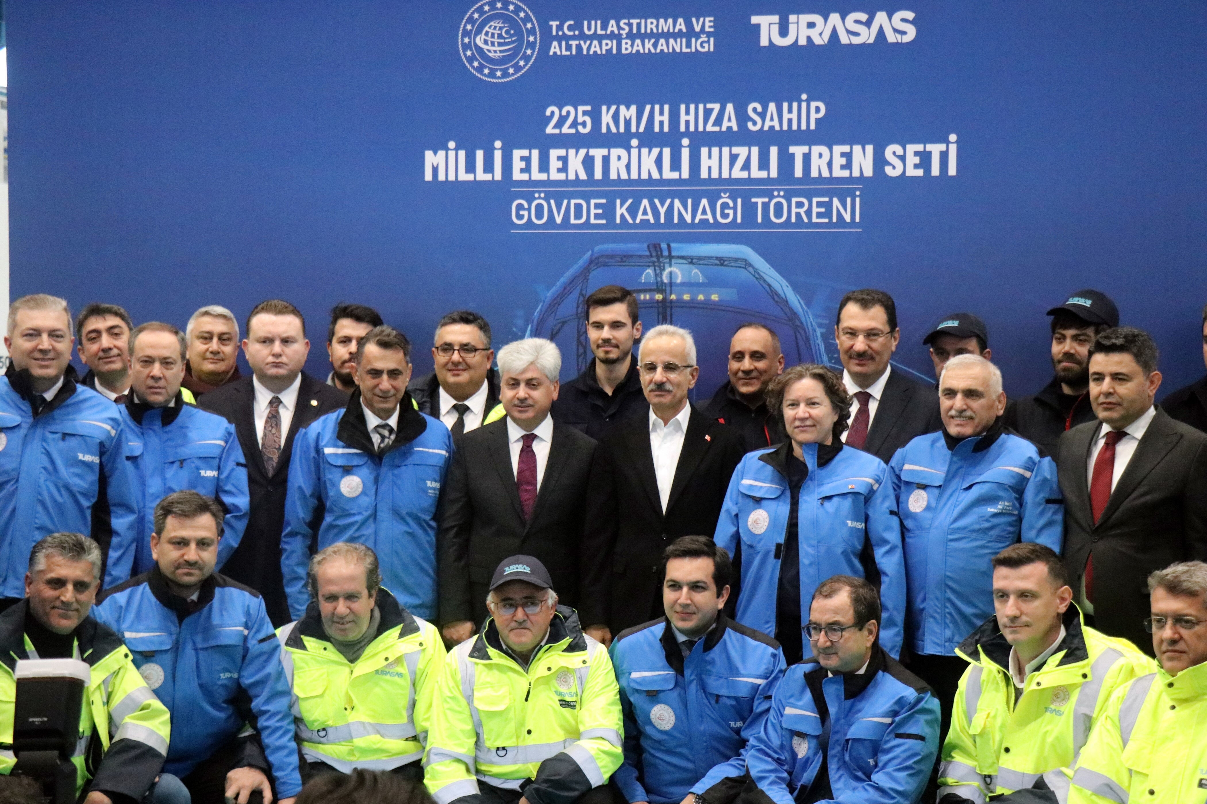 Bakan Uraloğlu kaynağını yaptı! "Türkiye artık hızlı trenini kendi üretecek" Bakan Uraloğlu kaynağını yaptı! "Türkiye artık hızlı trenini kendi üretecek" - 1. Resim