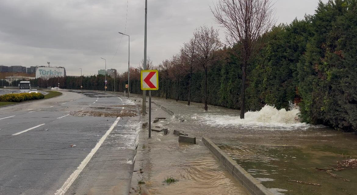 Bakırköy'de ana borusu patladı! Sular kesildi, Yeşilköy trafiğe kapatıldı - 1. Resim