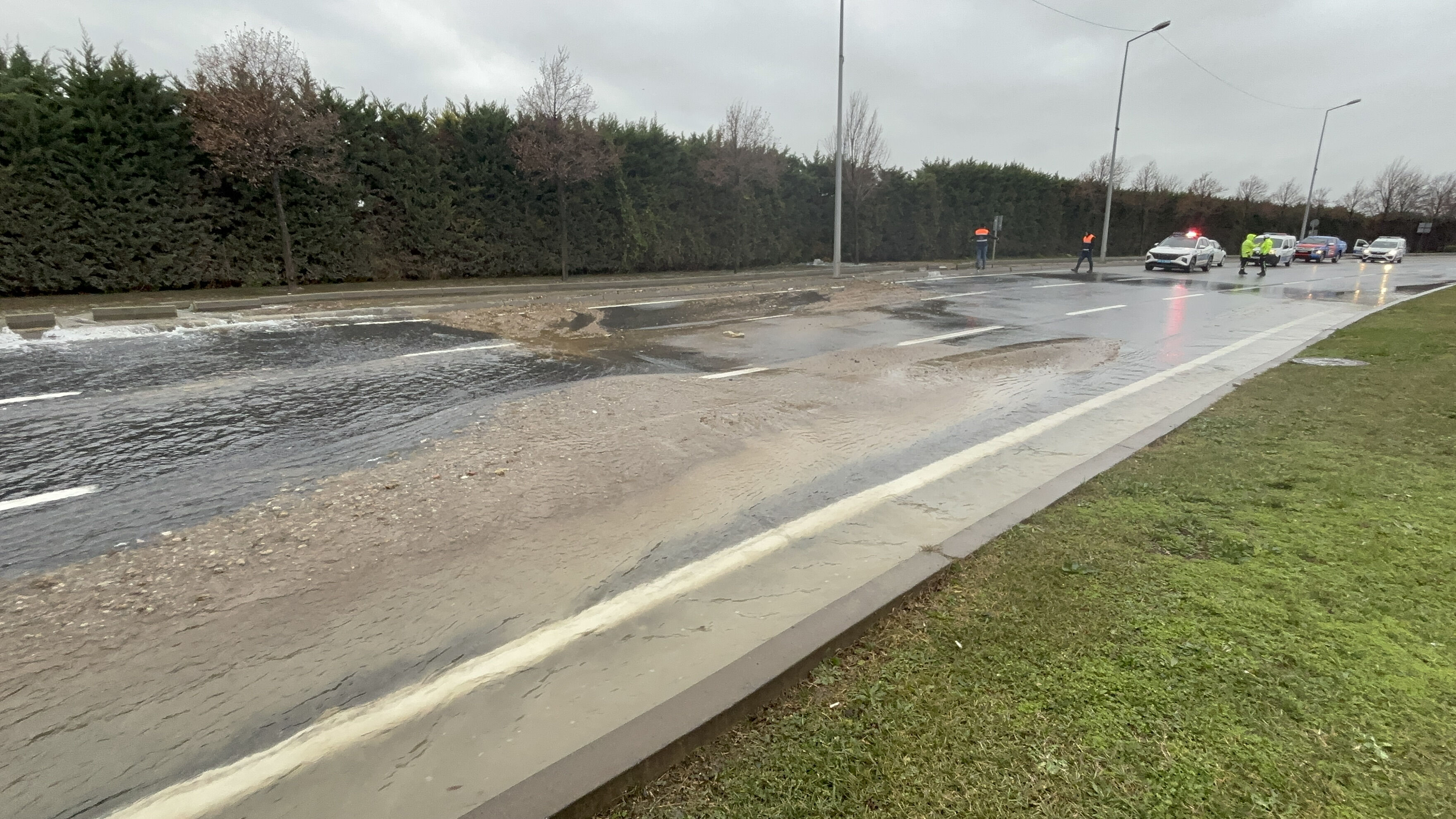 Bakırköy'de ana borusu patladı! Sular kesildi, Yeşilköy trafiğe kapatıldı - 2. Resim