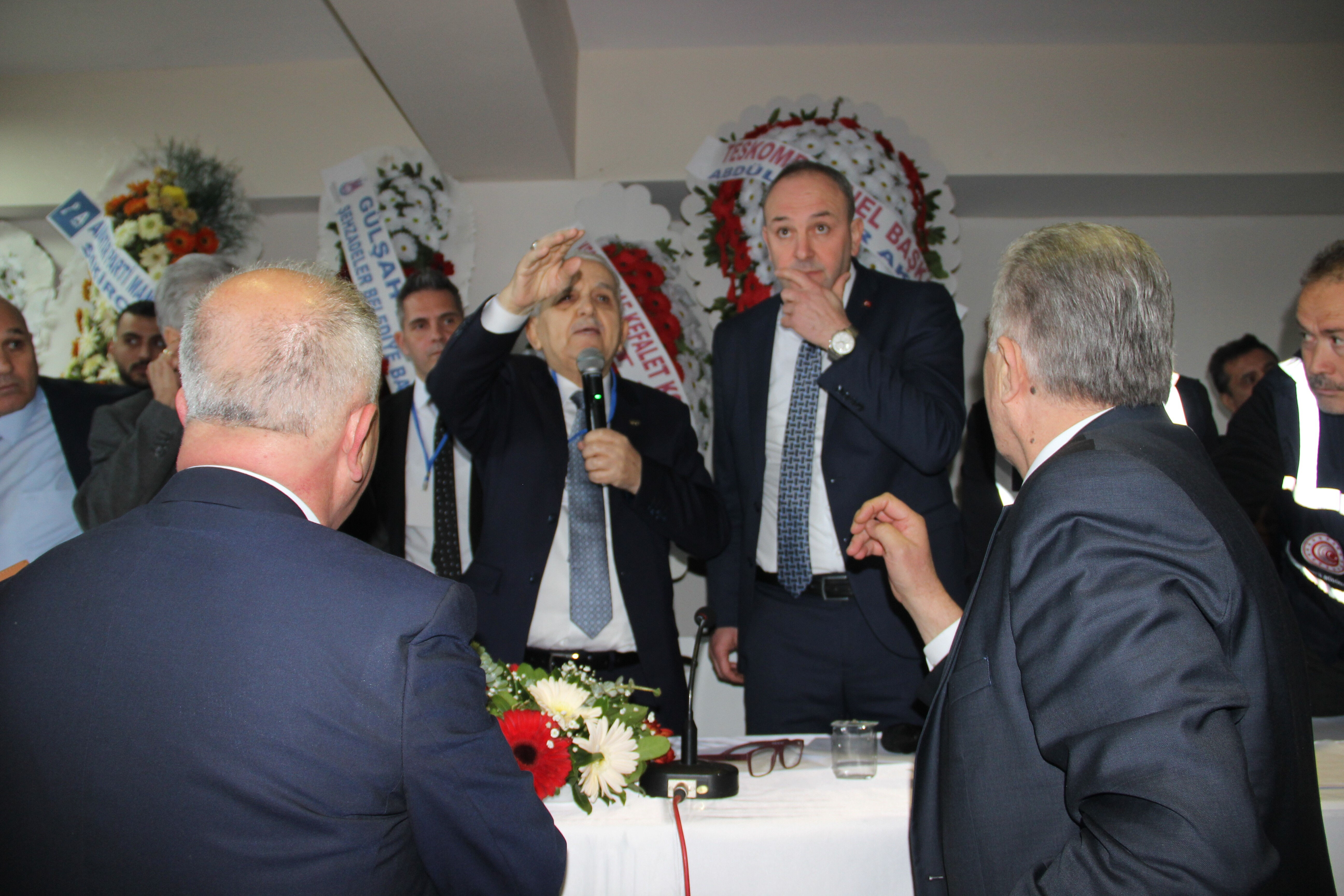 Başkanın maaşı 120 binden 60 bine düşürüldü! Kongrede gerginlik zirve yaptı Başkanın maaşı 120 binden 60 bine düşürüldü! Kongrede gerginlik zirve yaptı - 1. Resim