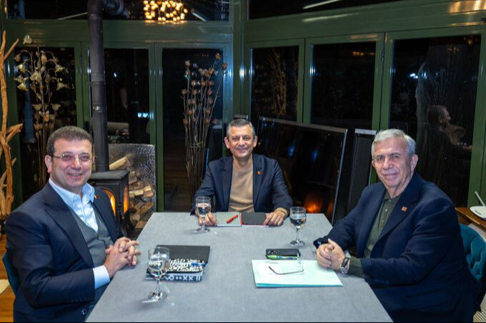 CHP’de 3’lü zirve sona erdi! Özel, İmamoğlu ve Yavaş'tan 'birlikteyiz' pozu CHP’de 3’lü zirve sona erdi! Özel, İmamoğlu ve Yavaş'tan 'birlikteyiz' pozu - 1. Resim