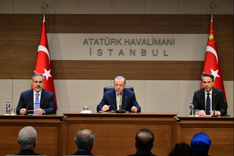 Erdoğan'dan Trump'ın Gazze'yi işgal planına açık rest: Hakikatin sert duvarına çarparak tuz buz olacaktır Erdoğan'dan Trump'ın Gazze'yi işgal planına açık rest: Hakikatin sert duvarına çarparak tuz buz olacaktır - 3. Resim